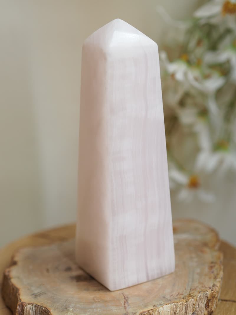44 Ruzovy Kalcit obelisk