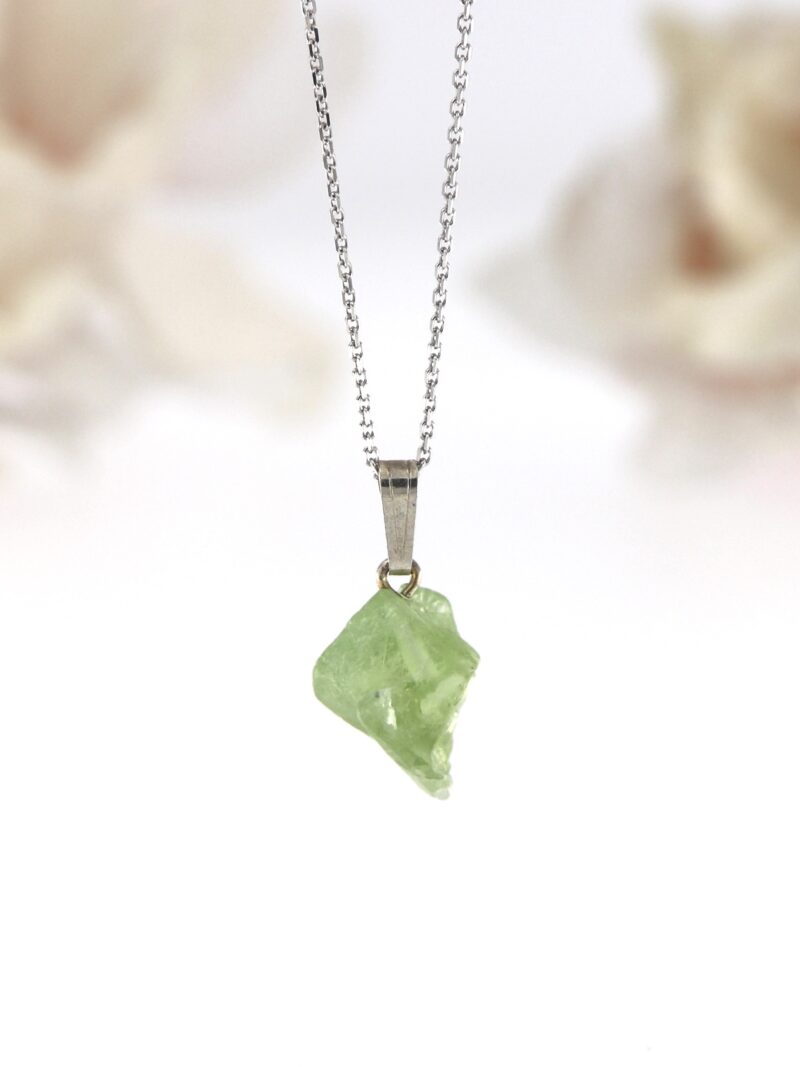 Olivín surový přívěsek