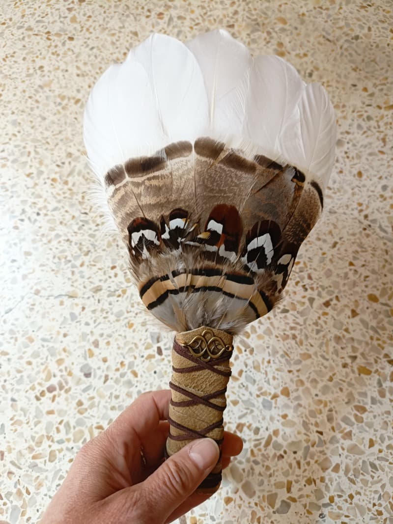 Peříčkový vějíř k vykuřování