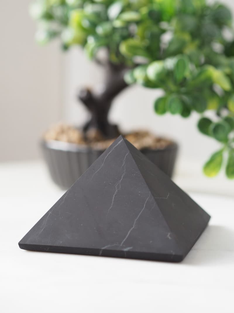 3 Sungit pyramida
