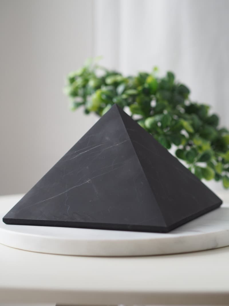 Šungit pyramida 15 cm, neleštěná